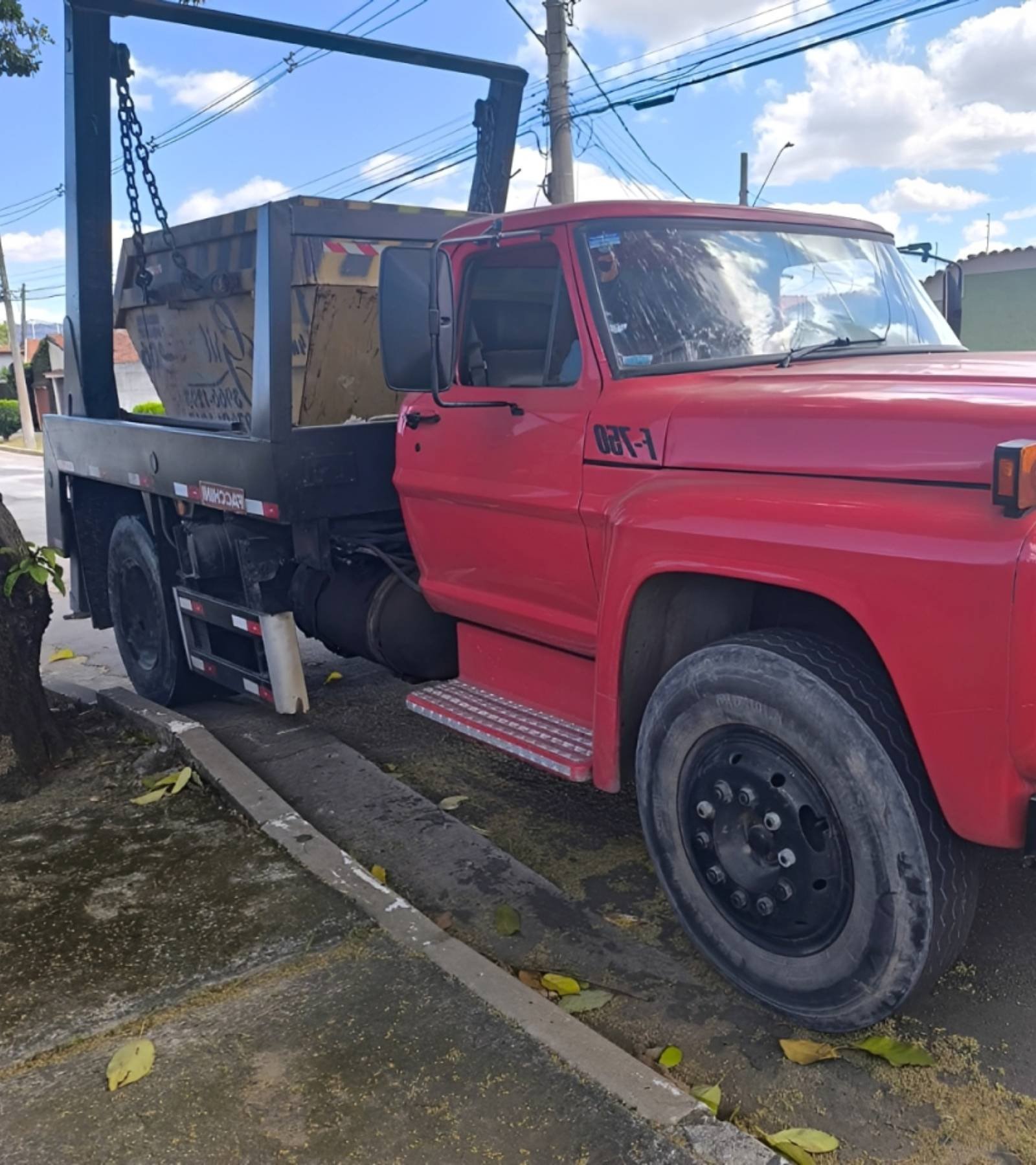 grilo tira entulho caçambas